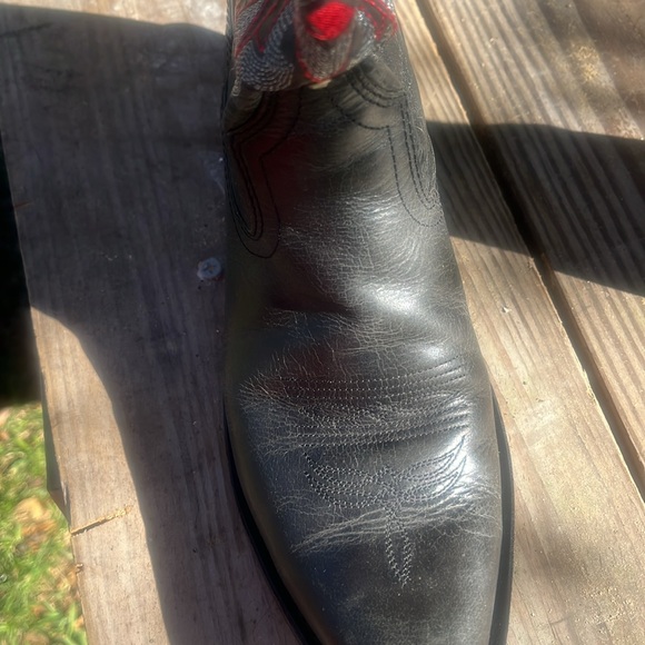 Gypsy rose size 8 cowgirl boots 
Gorgeous red and black with rhinestones - Picture 15 of 17